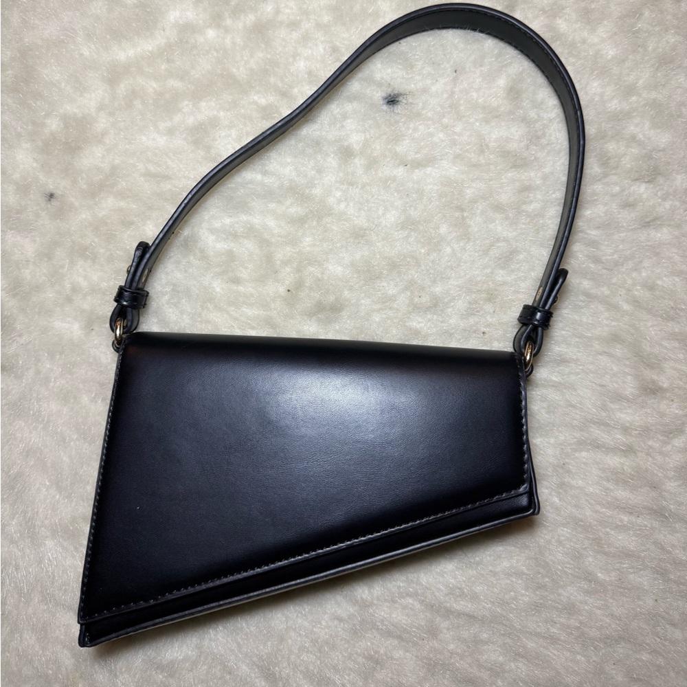 Asymmetrical, magnetic shoulder bag